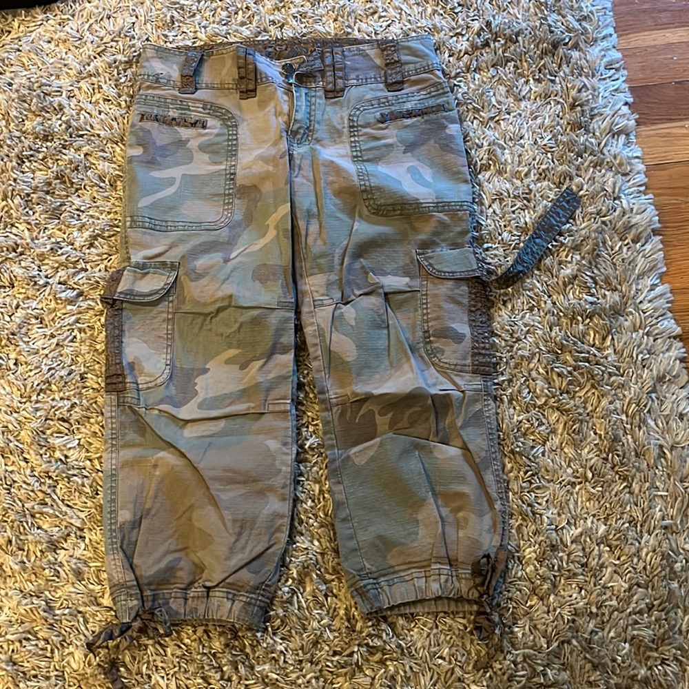 Camo cropped cargo pants